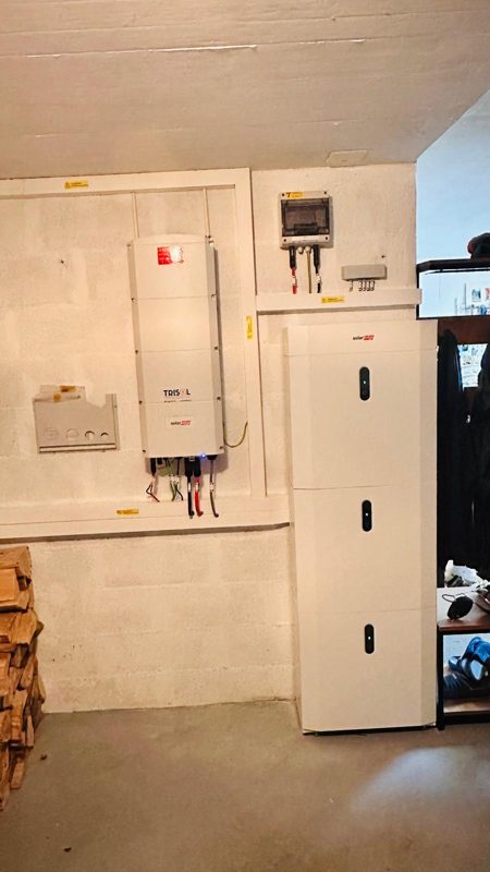 L'onduleur et la batterie de stockage dans le local technique.
