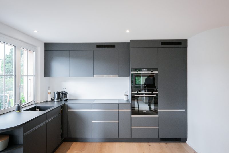 La cuisine rénovée, meubles anthracite.